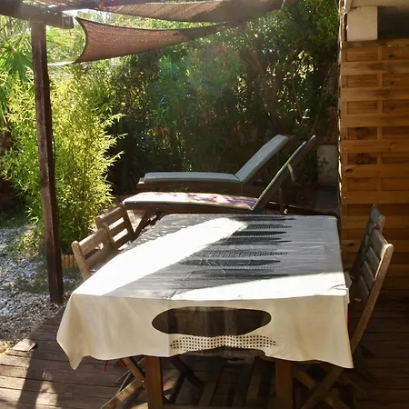 Апартаменты Studio Bord De Mer Plage De L'almanarre *