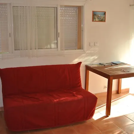 Апартаменты Studio Bord De Mer Plage De L'almanarre